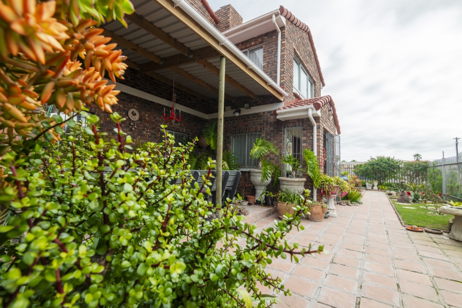5 Bedroom Property for Sale in Middedorp Western Cape